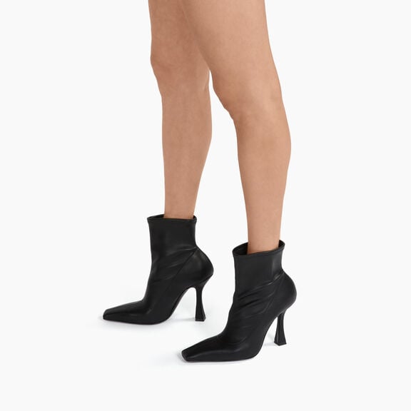 Casadei بوت جيرالدين للكاحل أسود 1R417W1001LABBB Casadei بوت جيرالدين للكاحل أسود 1R417W1001LABBB
