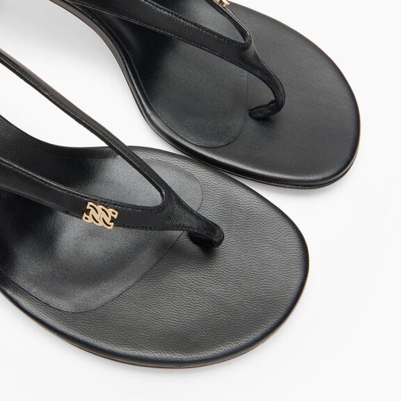 Casadei صندل شيك جوليا بكعب صغير أسود 1H079B0501C3029 Casadei صندل شيك جوليا بكعب صغير أسود 1H079B0501C3029