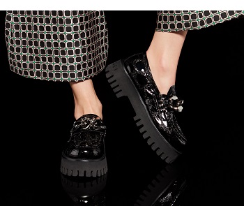 Femme Chaussures Chaussures plates Sandales et claquettes Tongs Satin Casadei en coloris Noir 